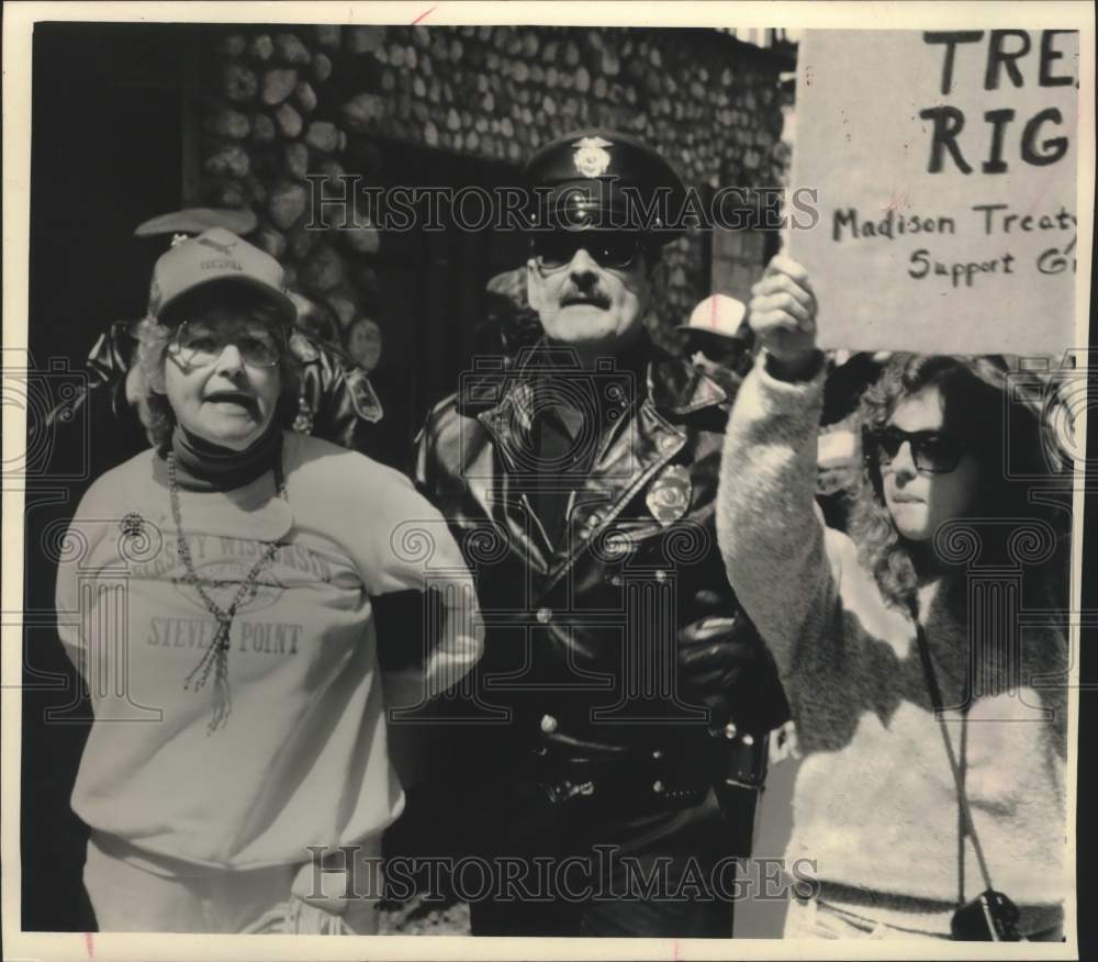 1989 Press Photo Rosemary Robinson, advocate of Indian treaty rights in Madison - Historic Images