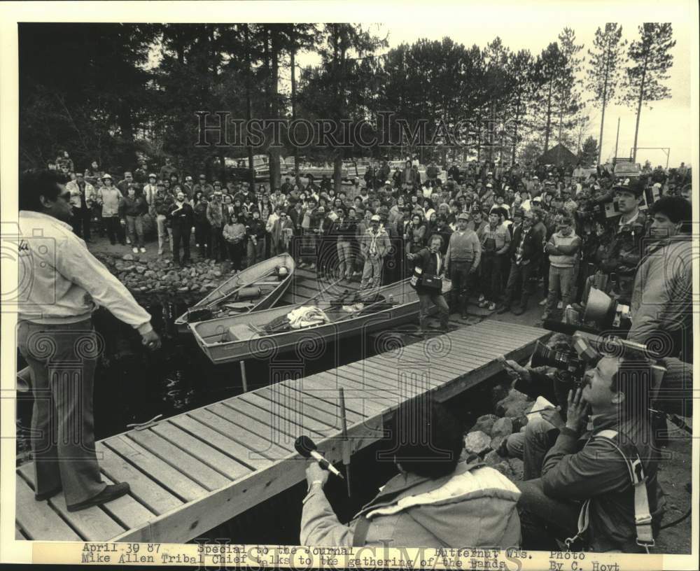 1987 Press Photo Tribal Chief Mike Allen speaks to bands in Butternut, Wisconsin - Historic Images