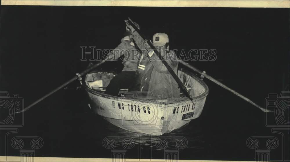 1986 Press Photo Chippewa fisherman spear Walleyes on Big Arbor Vitae Lake - Historic Images