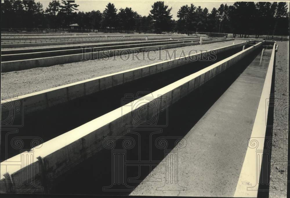 1987 Press Photo Fish hatchery on Lac du Flambeau Native American reservation - Historic Images