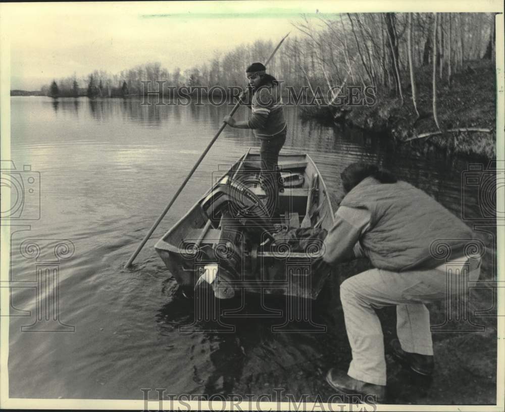 1986 Press Photo Turtle-Flambeau- Robert and William Martin launch fishing boat - Historic Images