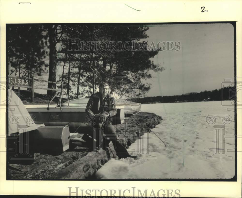 1987 Press Photo Don Hiller, resort owner on Little St. Germain Lake, Wisconsin - Historic Images