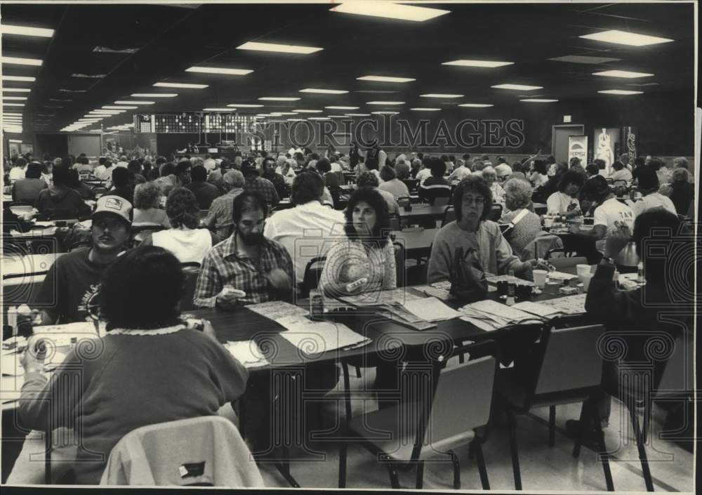 1988 Press Photo Bingo players at St .Croix Chippewa tribe's Turtle Lake hall - Historic Images