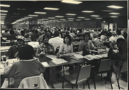 1988 Press Photo Bingo players at St .Croix Chippewa tribe's Turtle Lake hall - Historic Images