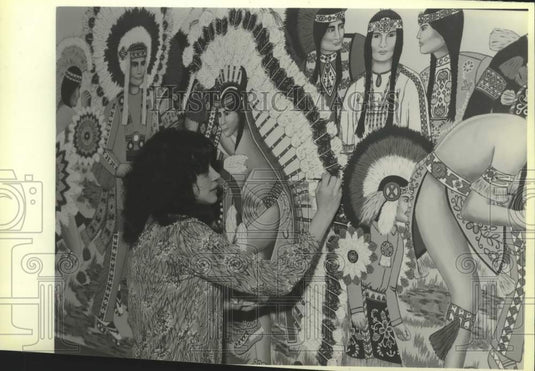 1986 Press Photo Wisc.-Artist Rita Vanderventer worked on Chippewa culture mural - Historic Images
