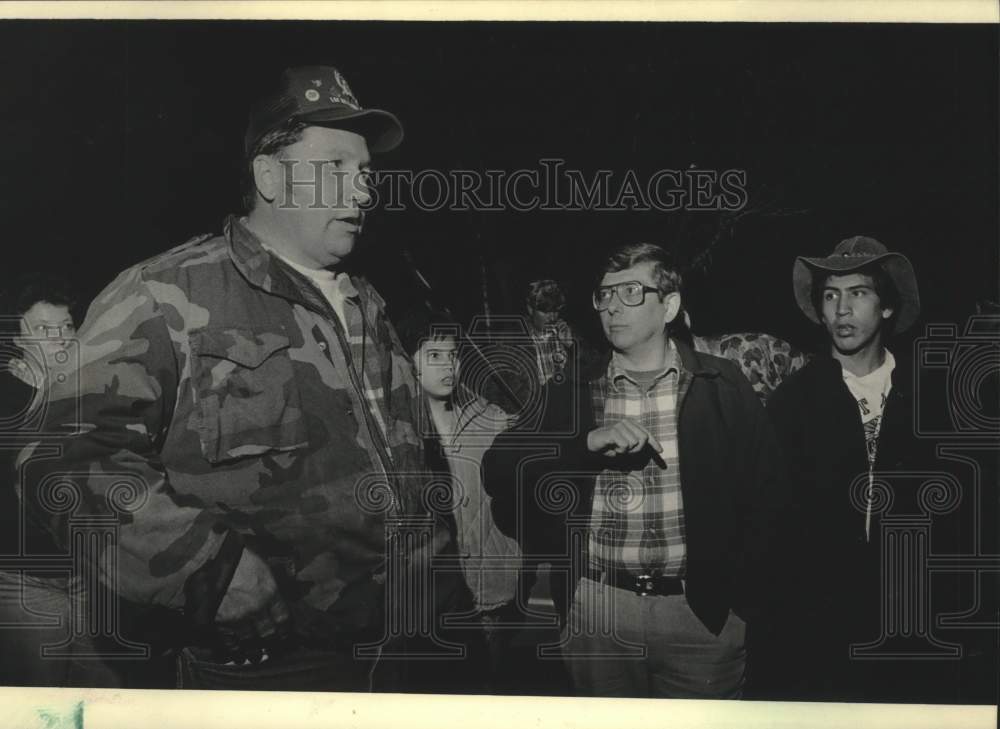 1986 Press Photo Tribal Judge talks to State official regarding over-fishing - Historic Images