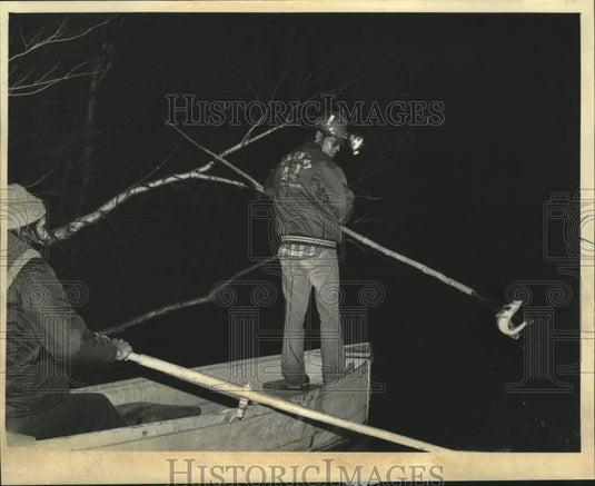 1985 Press Photo Chippewa fisherman spears walleye in Squirrel Lake, Wisconsin - Historic Images