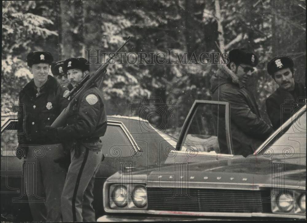 1975 Press Photo Armed Police at a road block on County Trunk, WI - mjc38515 - Historic Images