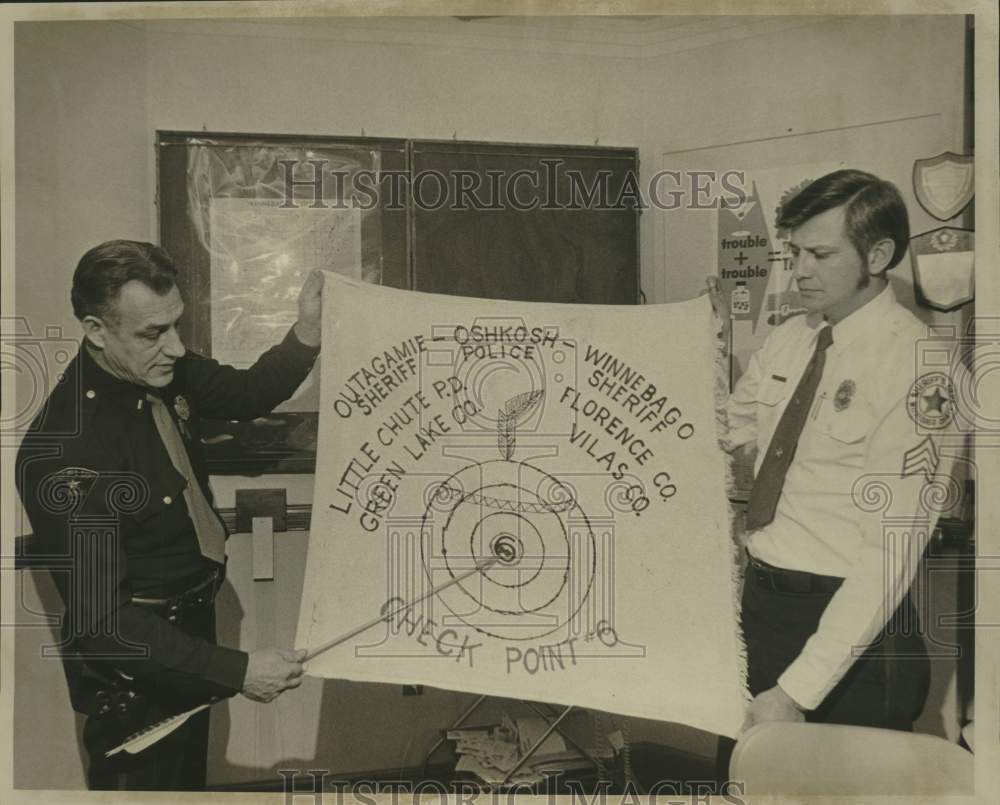 1975 Press Photo Police officers reference diagram for a check point - mjc38527 - Historic Images