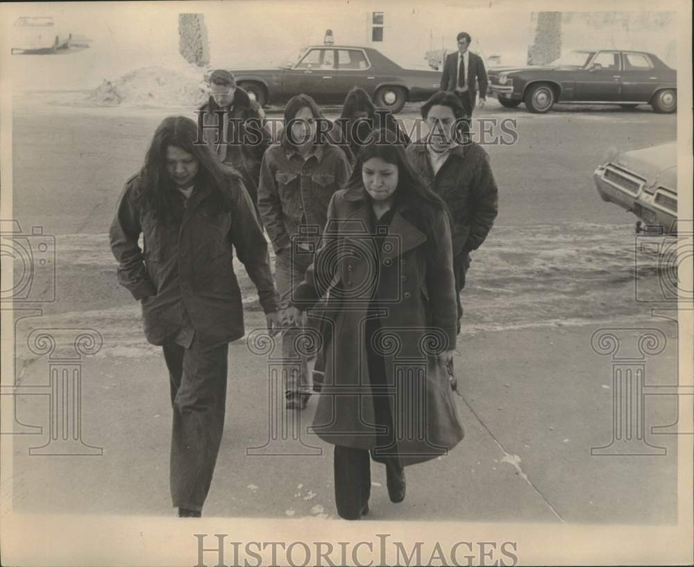 1975 Press Photo Menominee youth walking to Shawano County Courthouse - Historic Images