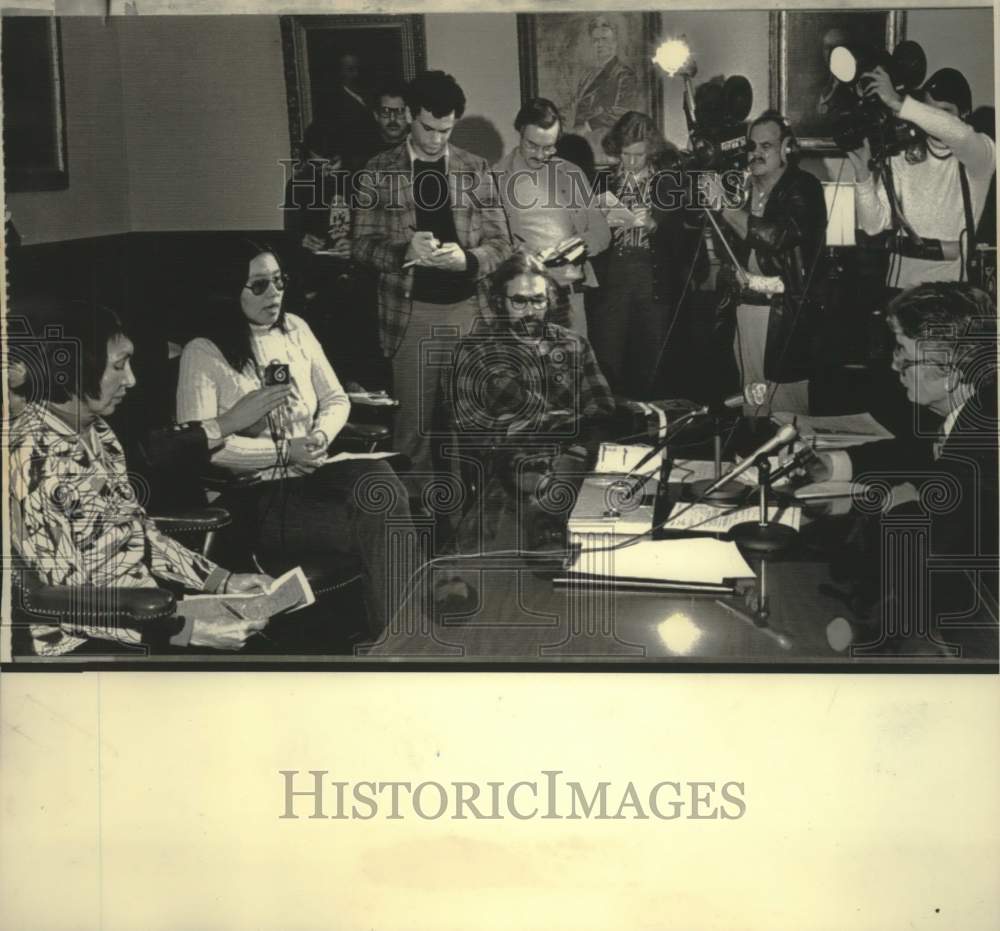 1976 Press Photo Governor Lucey meets with Menominee Indians in Madison - Historic Images