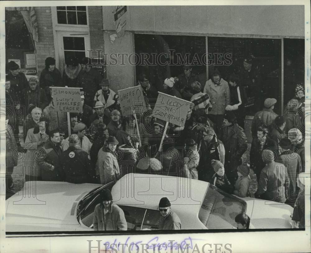 1975 Press Photo Menominee Indian Demonstrators hold signs, Wisconsin - Historic Images