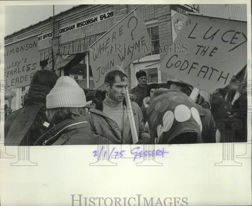 1975 Press Photo &quot;Concerned Citizens&quot; group picket for Menominee Indians, WI - Historic Images