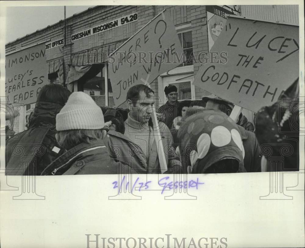1975 Press Photo "Concerned Citizens" group picket for Menominee Indians, WI - Historic Images