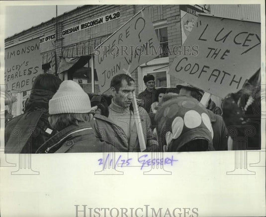 1975 Press Photo "Concerned Citizens" group picket for Menominee Indians, WI - Historic Images