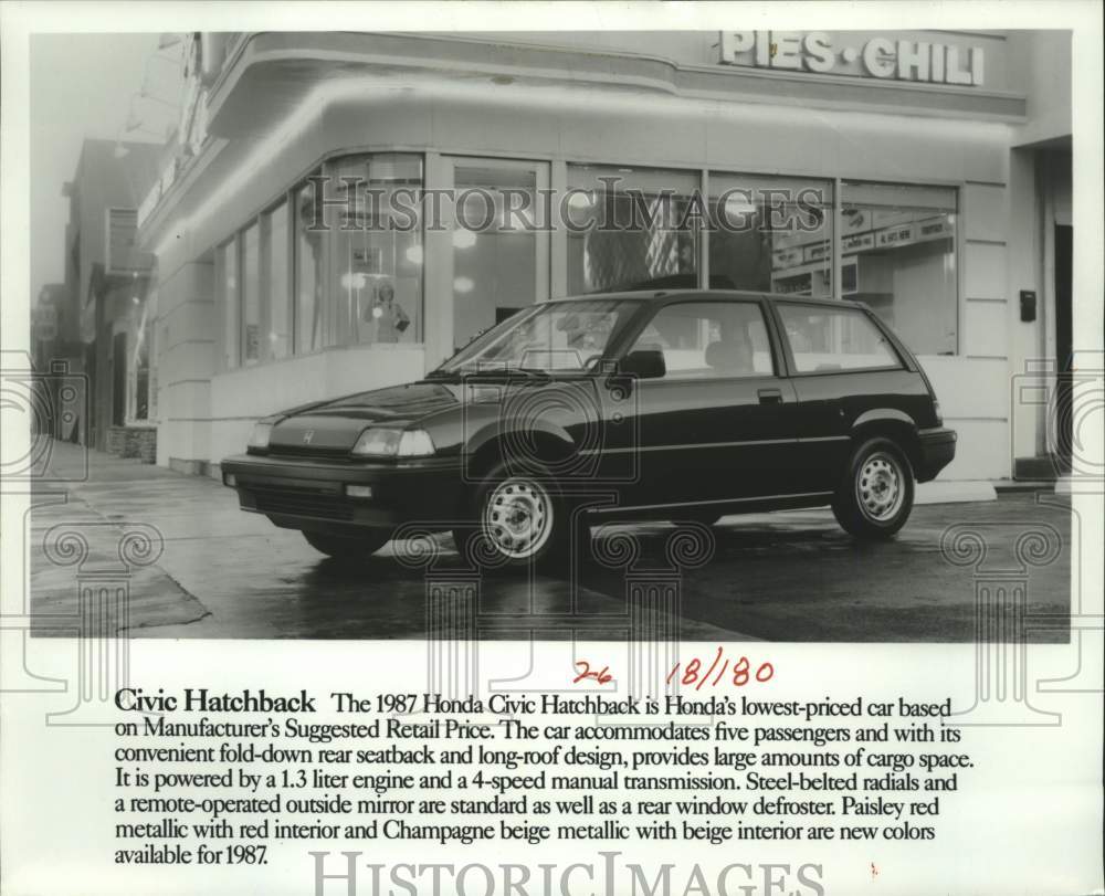 1987 Press Photo Honda&#39;s Civic Hatchback in front of a restaurant - mjc38610 - Historic Images