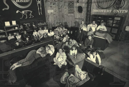 1987 Press Photo Girl Scouts sleep at the Milwaukee Public Museum for a program - Historic Images