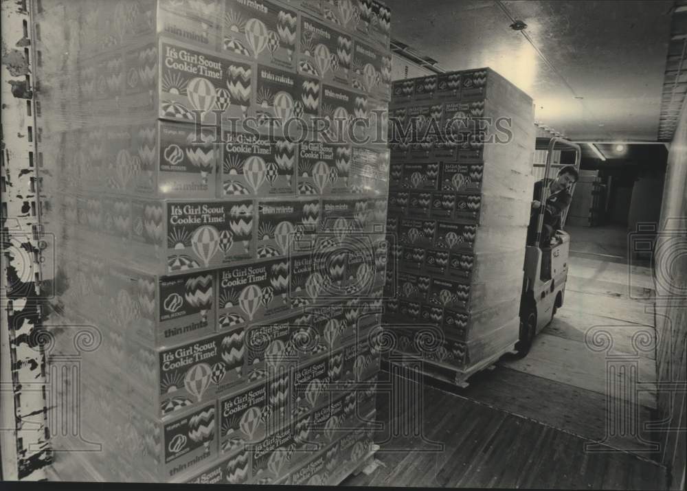 1985 Press Photo Girl Scout Cookies in North Star Van Lines warehouse, Milwaukee - Historic Images