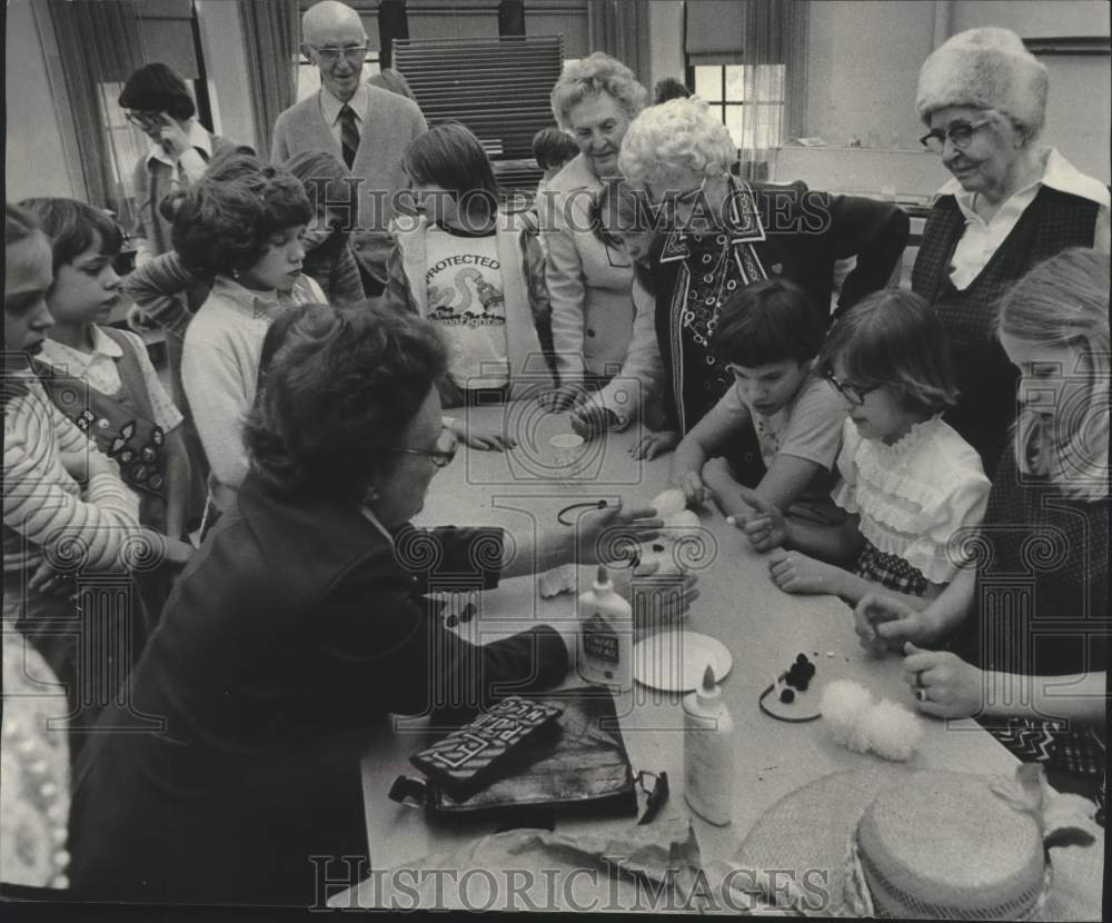 1977 Press Photo Wauwatosa Girl Scouts in a senior citizen program - mjc38618 - Historic Images