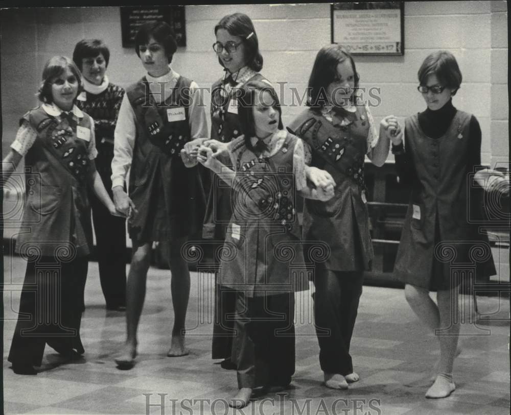 1976 Press Photo Girl Scout troops at International Institute in Milwaukee - Historic Images