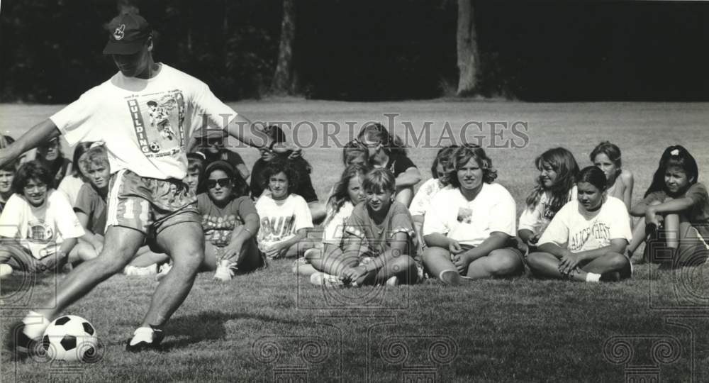 1993 Press Photo Eloy Salgado shows soccer skills for Milwaukee Girl Scouts - Historic Images