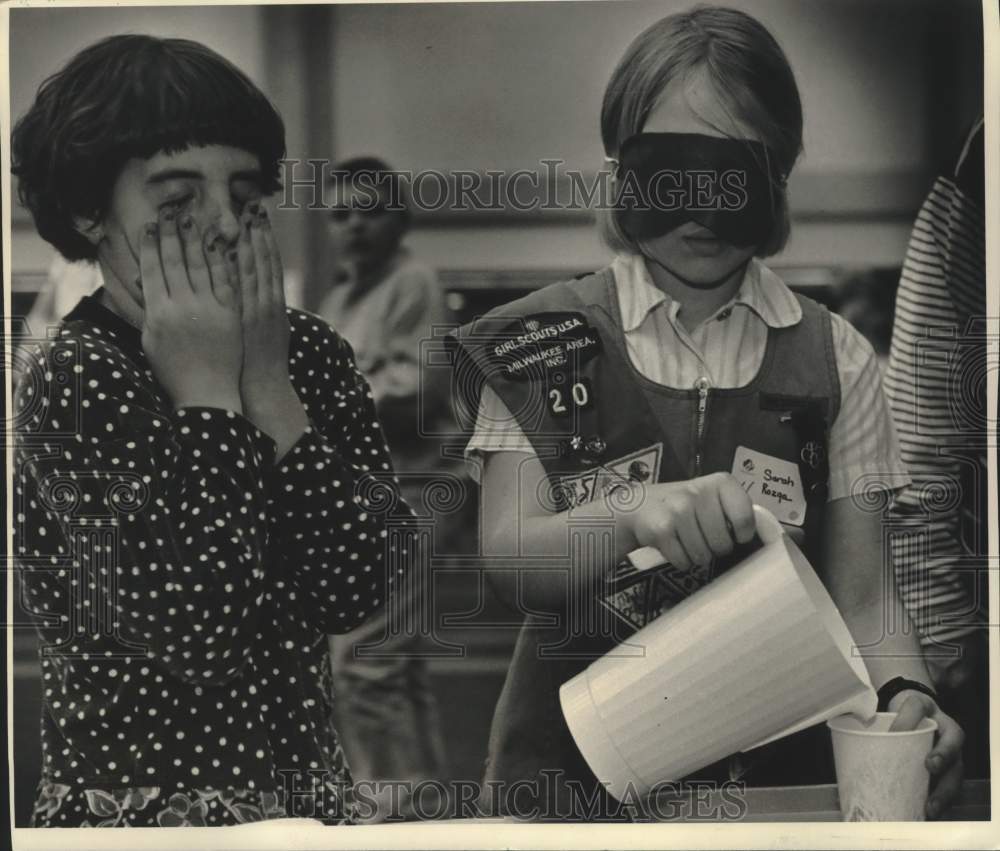 1992 Press Photo Milwaukee Girl Scouts in &quot;Understanding Differences&quot; program - Historic Images