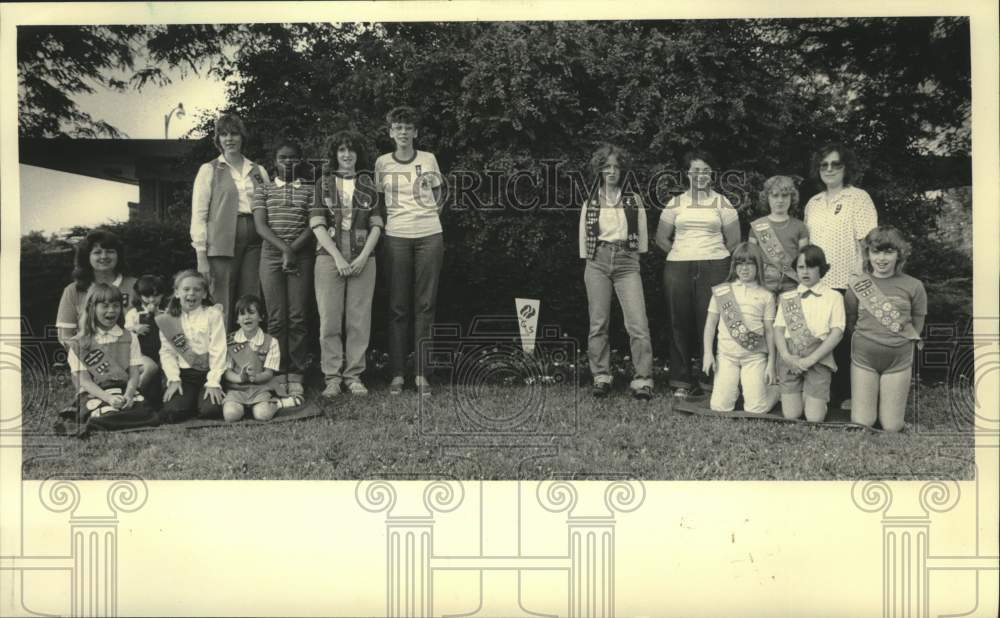 1983 Press Photo Hightown Neighborhood Girl Scout troop pose after gardening, WI - Historic Images