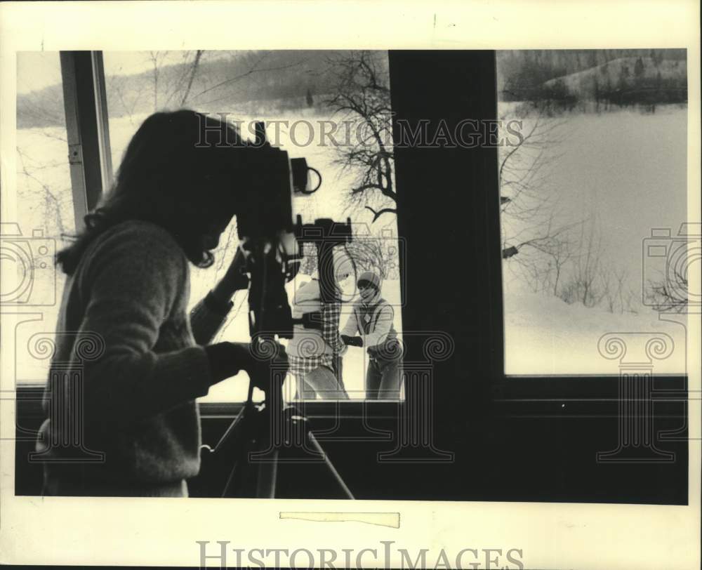 1984 Press Photo Girl Scouts at Camp Silverbrook being videotaped, Milwaukee, WI - Historic Images