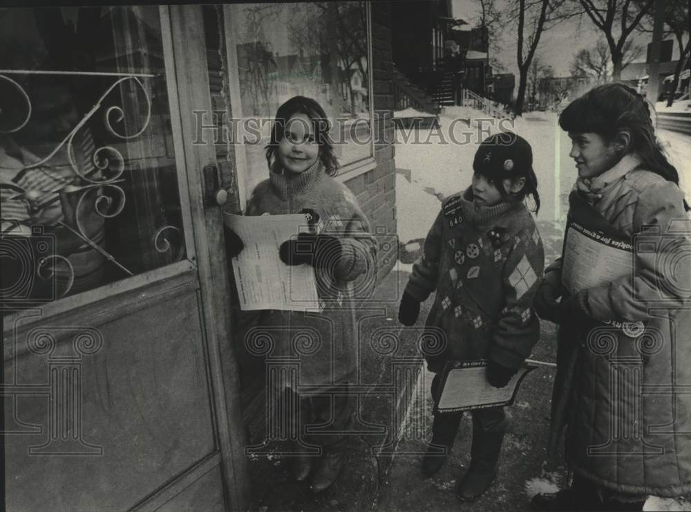 1986 Press Photo Girl Scouts selling cookies at the door of a Wisconsinite - Historic Images