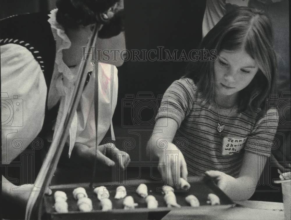 1978 Press Photo Girl Scout Jenny Shwierawski makes Slovak Rozky bread rolls, WI - Historic Images