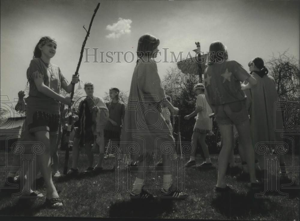 1993 Press Photo Girl Scout Troops performing a canoe dance in Cedarburg - Historic Images