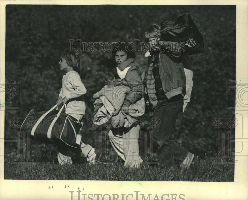 1985 Press Photo Girl Scouts packed up after camping over night in Wisconsin - Historic Images