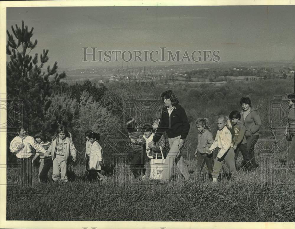 1985 Press Photo Girl Scouts take a nature walk at Camp Chinook in Waukesha - Historic Images