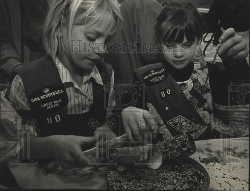 1992 Press Photo Girl Scouts make bird feeders from recycled materials - Historic Images