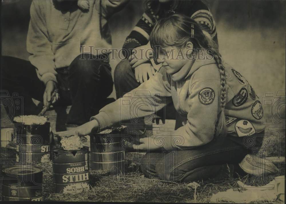 1982 Press Photo Girl Scouts on a Neighborhood Skills Day outing at Camp Chinook - Historic Images