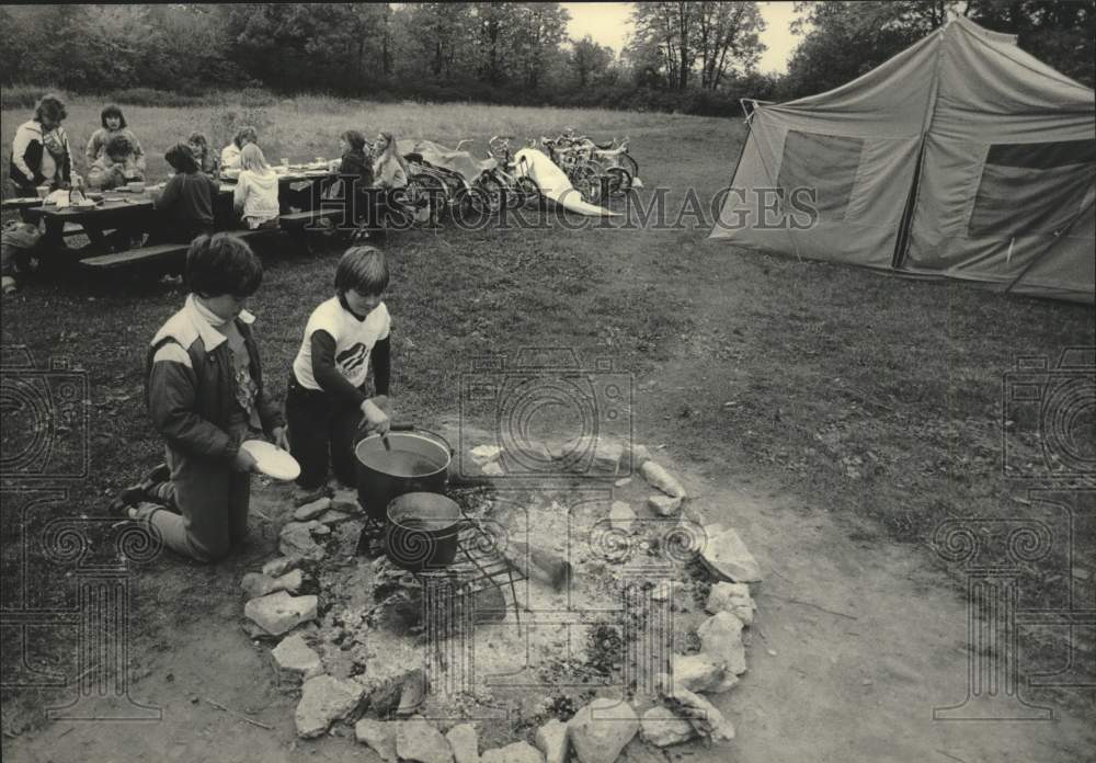 1984 Press Photo Girl Scouts cook breakfast at Menomonee County Park - mjc38652 - Historic Images