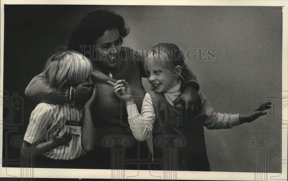 1988 Press Photo Emilie Hernandez hugs Girl Scouts at La Casa de Esperanza - Historic Images