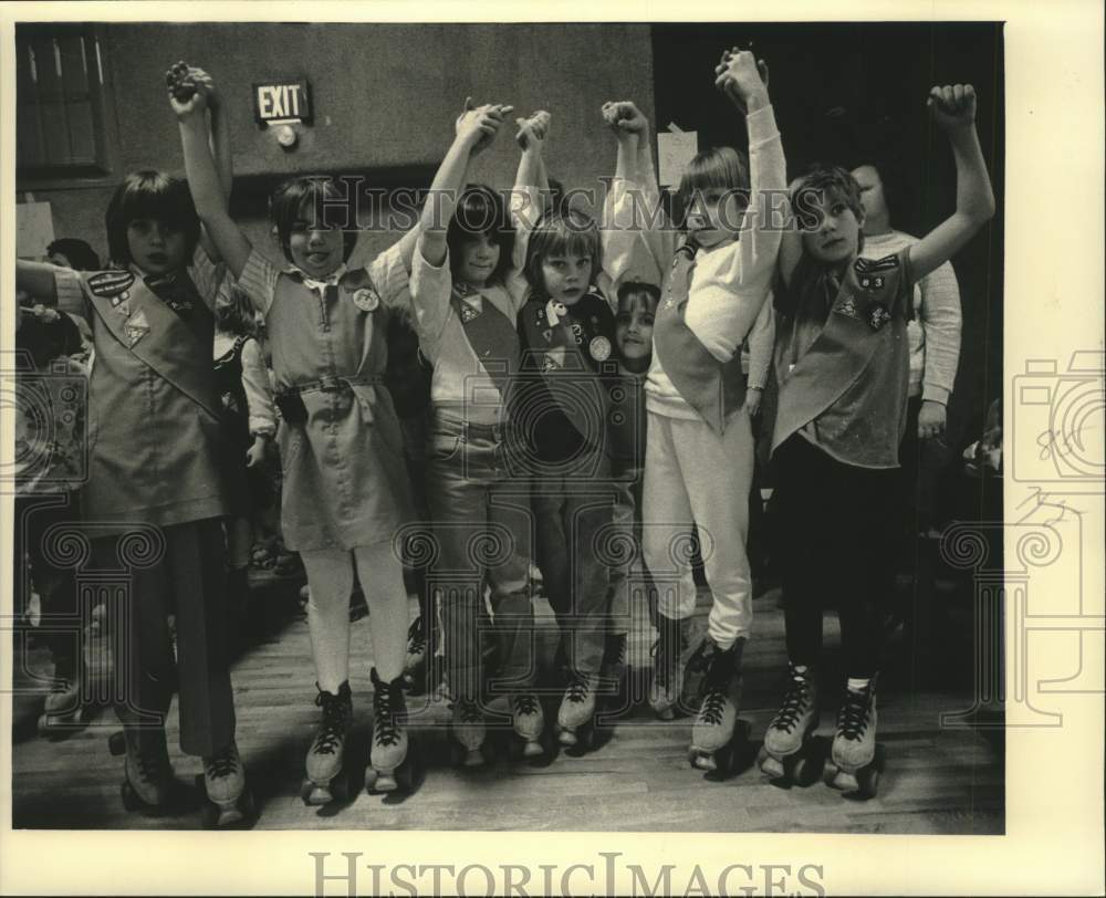 1987 Press Photo Troop 83 joins hands to celebrate Girl Scouts&#39; 75th anniversary - Historic Images