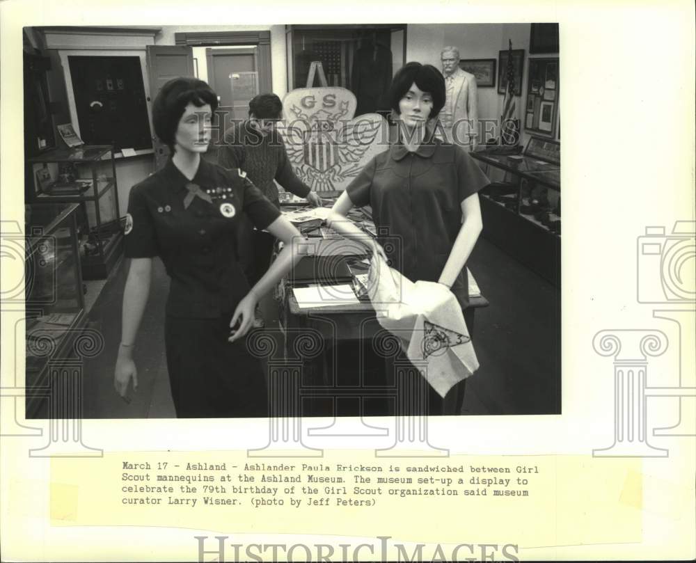1991 Press Photo Paula Erickson with Girl Scout mannequins at the Ashland Museum - Historic Images