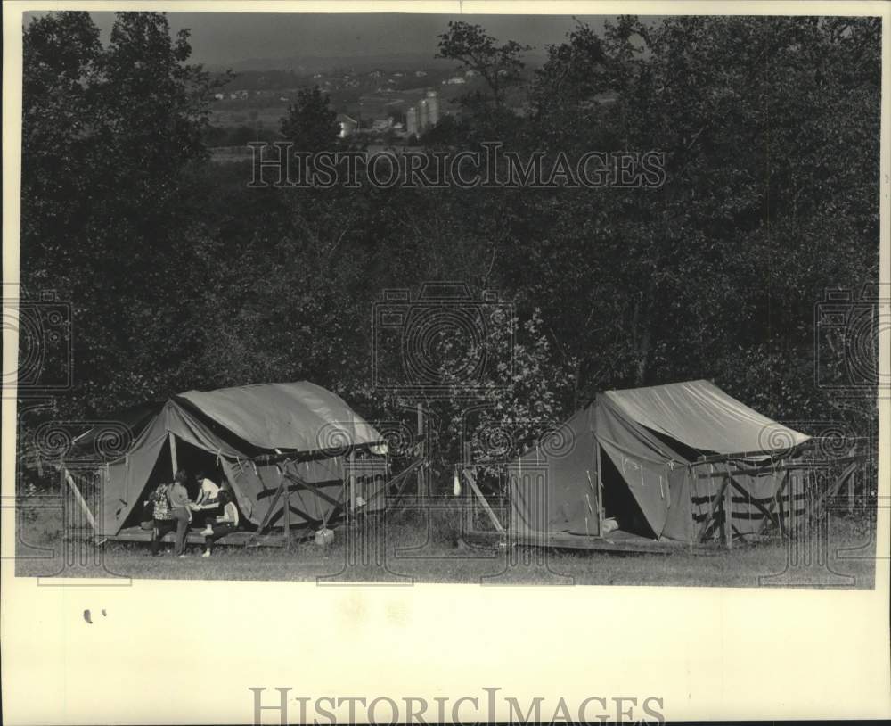 1985 Press Photo New Berlin Girl Scouts spend weekend at Camp Chinook, Waukesha - Historic Images