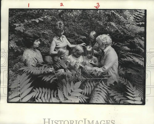 1975 Press Photo Girl Scouts & their leaders on a nature trail in Glendale - Historic Images