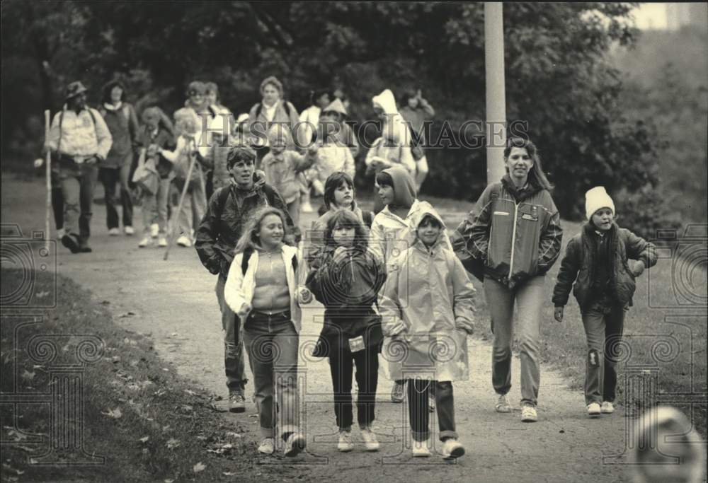 1987 Press Photo Milwaukee Girl Scout Troop 1832 hikes through Juneau Park - Historic Images