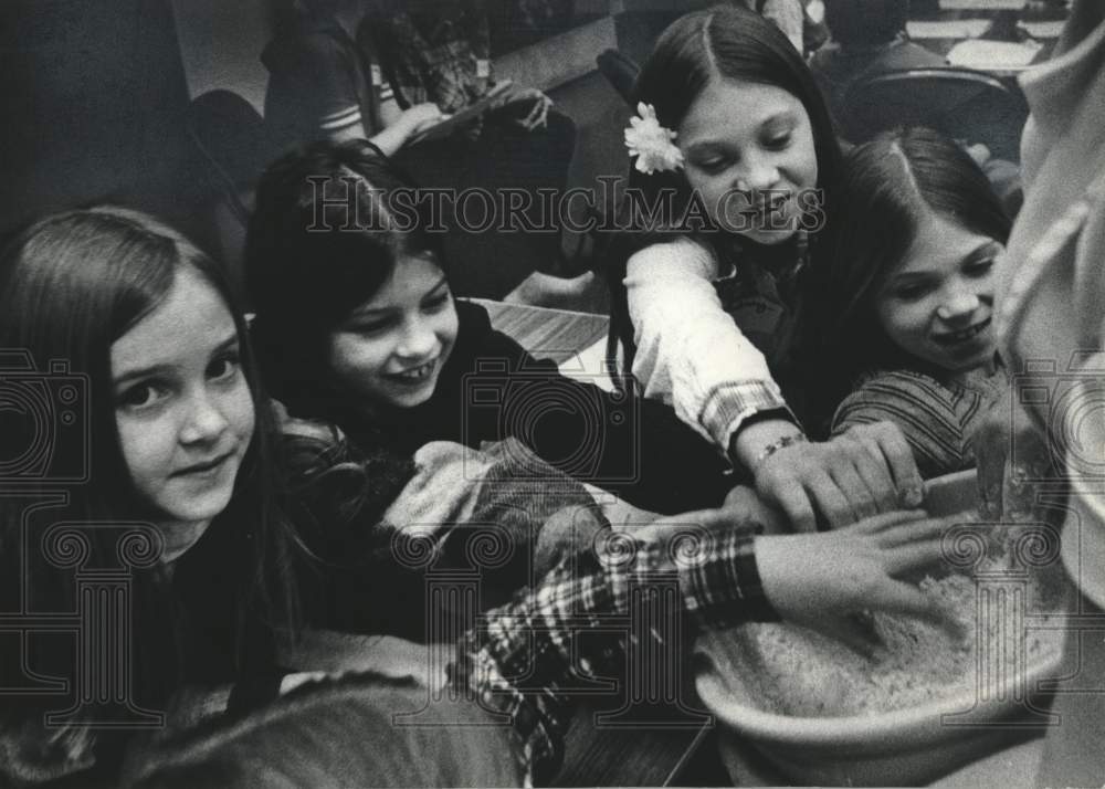 1978 Press Photo Children felt the mixture of Rozky dough in Milwaukee - Historic Images