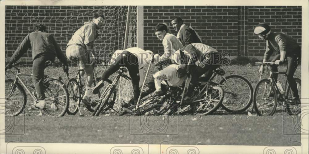 1991 Press Photo University of Wisconsin students play mountain bike polo - Historic Images