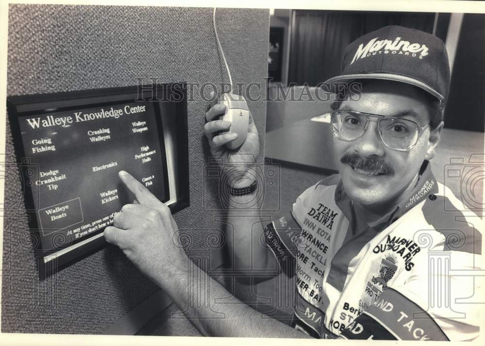 1994 Press Photo Fisherman Gary Parsons demonstrates a touch-sensitive computer - Historic Images