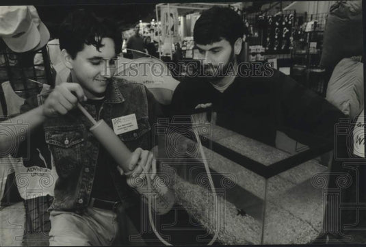 1994 Press Photo Nick Radovancevic demos PUR water filter, Sentinel Sports Show - Historic Images