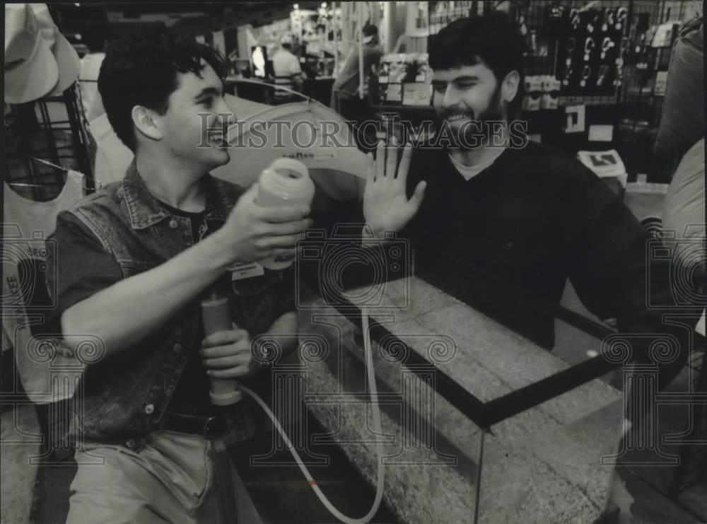 1994 Press Photo Water purification pump demo at Milwaukee Sentinel Sports Show - Historic Images