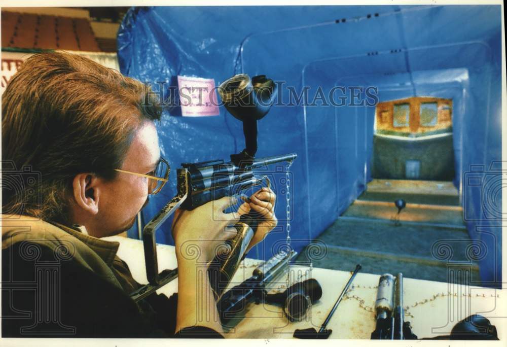 1994 Press Photo Doug Lynch fires paintball gun at Milwaukee Sentinel Sport Show - Historic Images