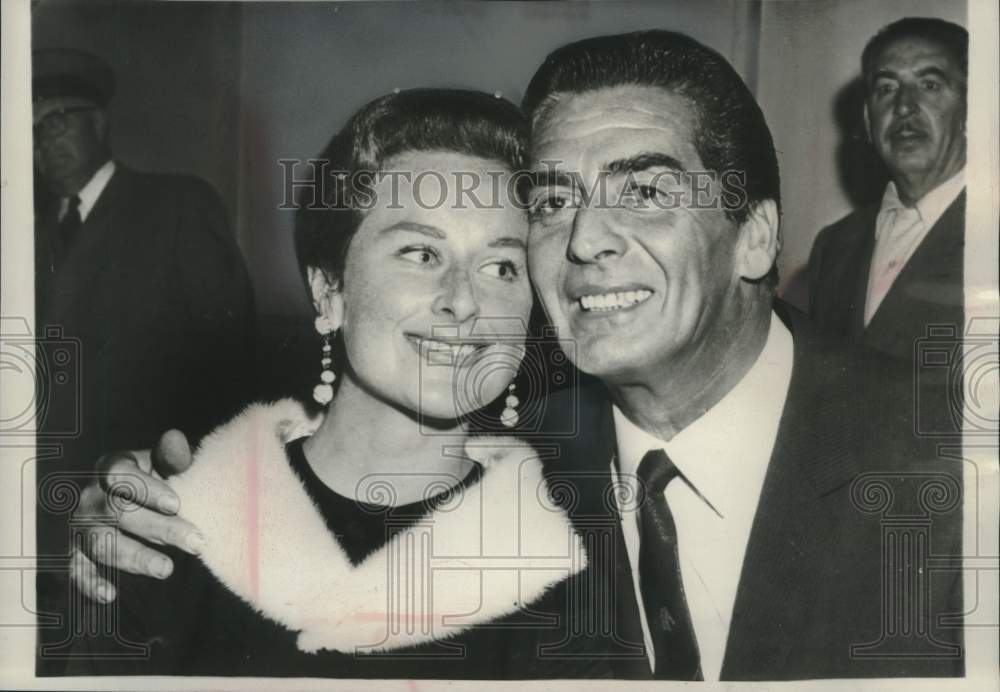 1959 Press Photo Actor Victor Mature &amp; fiancee Joy Urwick on liner Queen Mary - Historic Images