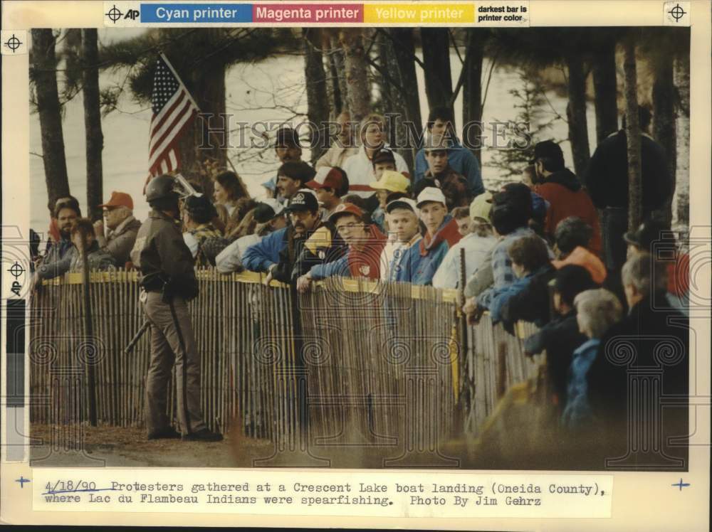 1990 Press Photo Chippewa Spearfishing Protesters gather at Crescent Lake, WI - Historic Images